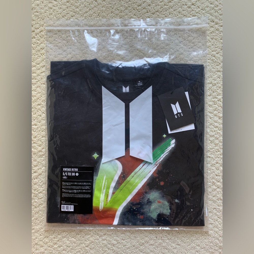 BTS Vintage Retro official merch S/S Tee 06 (V) Medium - Black (New)